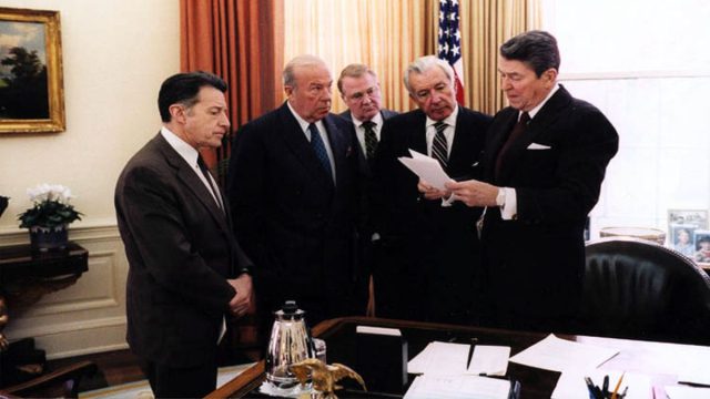 Σαν σήμερα, 06 Νοεμβρίου 1986: Το σκάνδαλο που «έσκισε» την προεδρία – Όταν ο Ρίγκαν πούλησε όπλα στο Ιράν για τους Κόντρας
