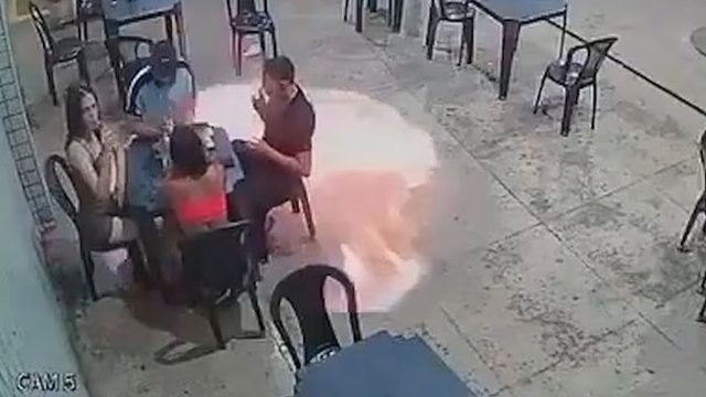 Βίντεο σοκ: Η στιγμή που ένα σπίρτο προκαλεί πυρκαγιά σε βενζινάδικο
