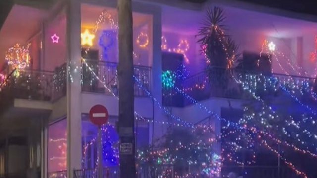 Θα έχει βύσμα στη ΔΕΗ: Οικογένεια στόλισε το σπίτι της για τα Χριστούγεννα λίγο πιο… υπερβολικά από ότι θα έπρεπε!
