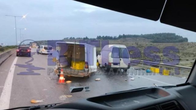 Καραμπόλα τριών φορτηγών στον Περιφερειακό Θεσσαλονίκης: Γέμισε o δρόμος με ψωμιά