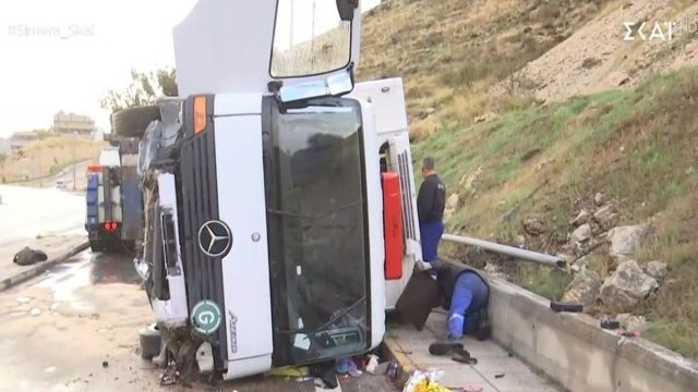Τραγωδία στη Λεωφόρο Σχιστού: Ανετράπη φορτηγό, νεκρή η μητέρα του οδηγού