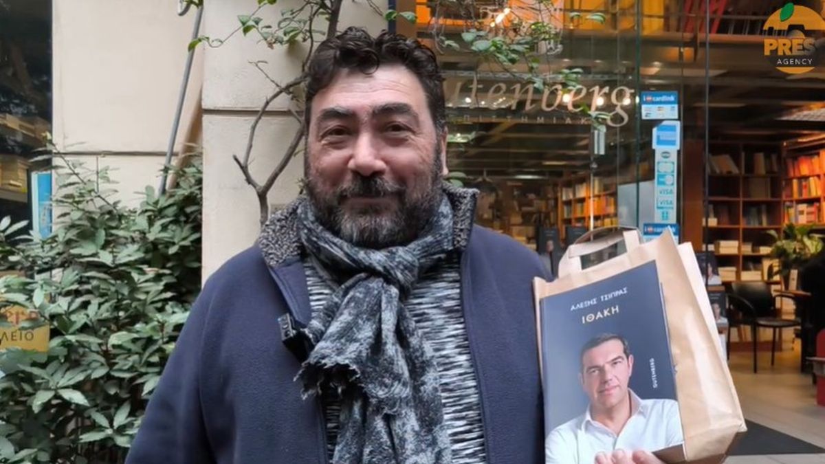 «Είμαι εδώ από τις 07.30»: Φανατικός οπαδός του Τσίπρα ταξίδεψε Τρίκαλα – Αθήνα για να αγοράσει την «Ιθάκη»