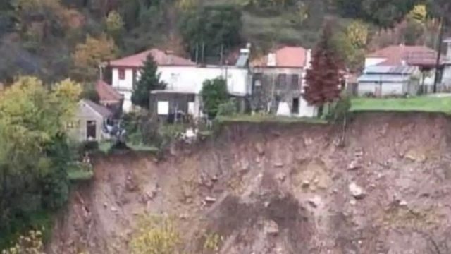 Καταστροφή στα Τζουμέρκα από την κακοκαιρία Adel: Τεράστια κατολίσθηση, σπίτια «κρέμονται» στον αέρα