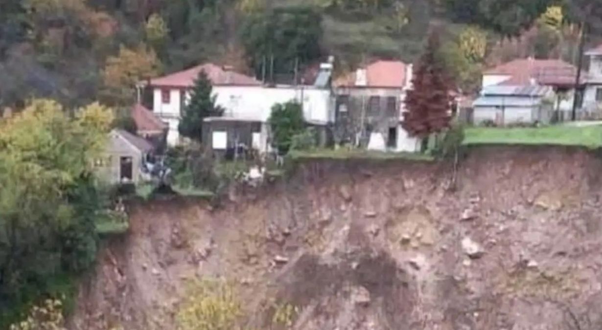 Καταστροφή στα Τζουμέρκα από την κακοκαιρία Adel: Τεράστια κατολίσθηση, σπίτια «κρέμονται» στον αέρα