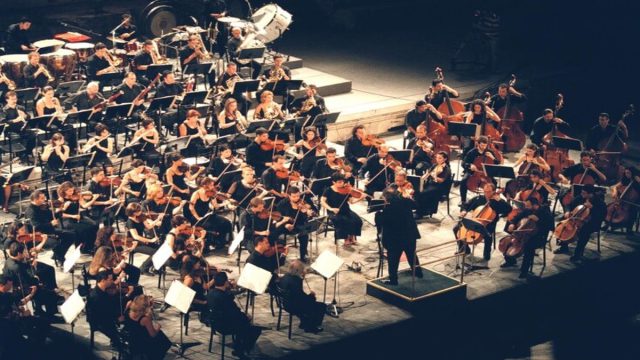 Σαν σήμερα, 14 Νοεμβρίου 1989: Η ίδρυση της Ορχήστρας των Χρωμάτων από τον Μάνο Χατζιδάκι