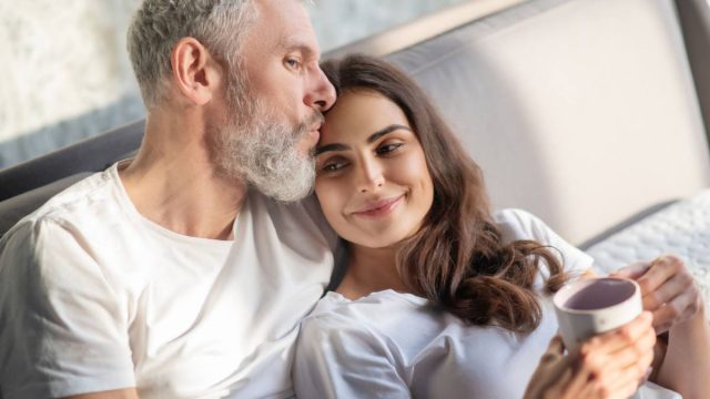 Αγάπη με 20 χρόνια διαφορά: Οι μεγαλύτερες προκλήσεις που αντιμετωπίζουν τα ζευγάρια