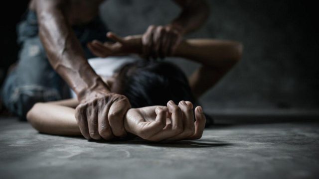 Φρίκη στη Ρόδο: Χειροπέδες στον 55χρονο για βιασμό της κόρης του με την οποία έκανε παιδί