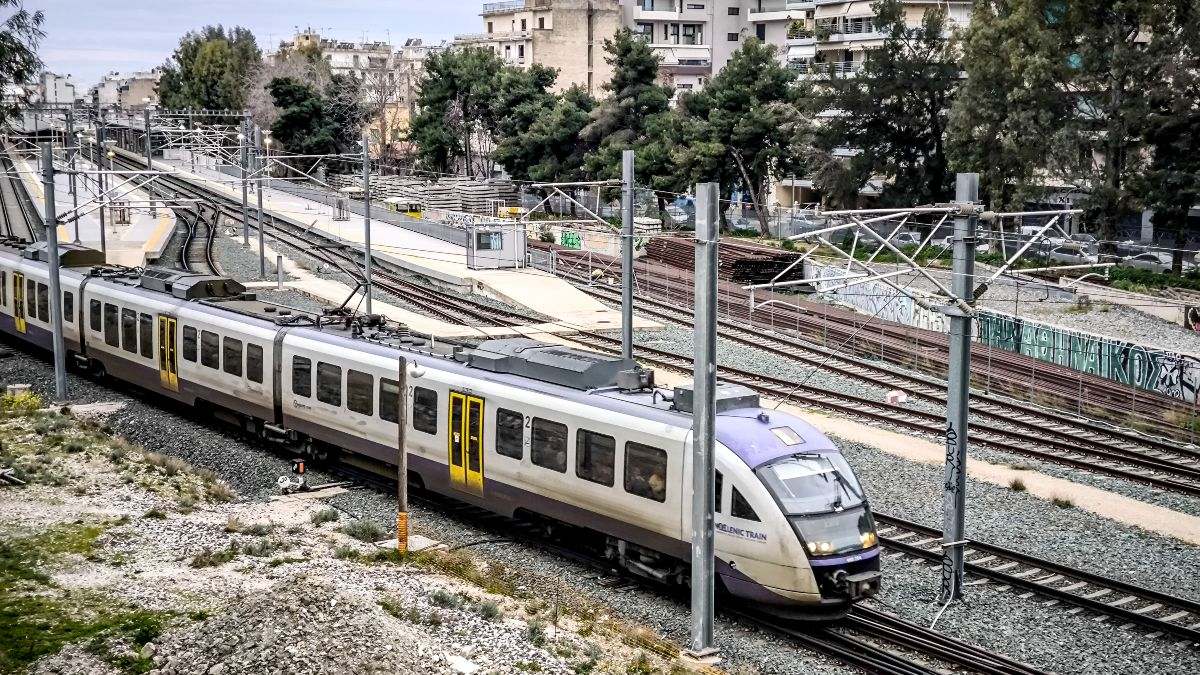 Ακινητοποιήθηκε αμαξοστοιχία που εκτελούσε το δρομολόγιο Πειραιάς-Κιάτο – Δυσκολίες για 300 επιβάτες