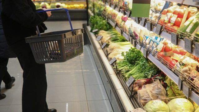 Η «σκληρή» ακρίβεια γονατίζει τα νοικοκυριά: «Κόβουμε από παντού για να τα βγάλουμε πέρα»