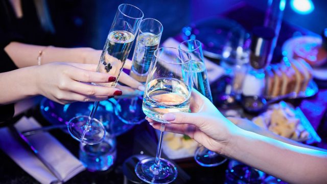 Αυτά είναι τα τρία νέα εργαλεία της κυβέρνησης για την αποτροπή διάθεσης αλκοόλ και καπνικών προϊόντων σε ανηλίκους