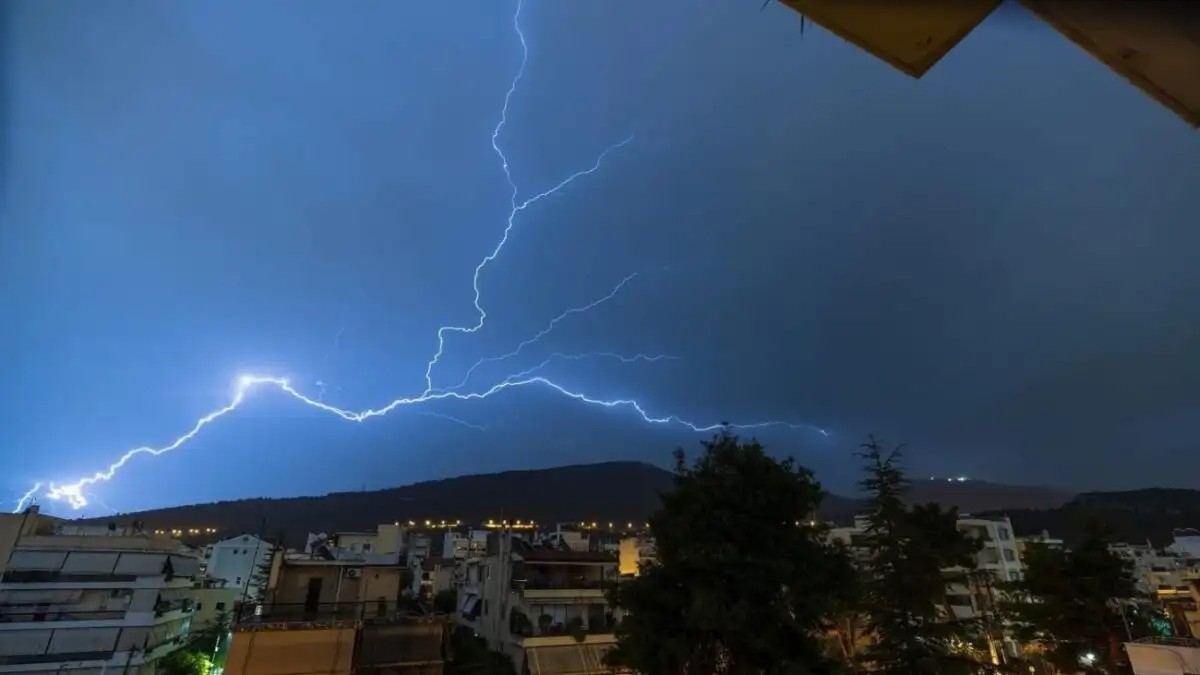 Ανάποδος κεραυνός πάνω από τον Υμηττό: Τι είναι το «upward lightning» και πότε εκδηλώνεται