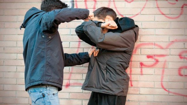 Άλιμος: Εξωσχολικοί μπήκαν σε προαύλιο σχολείου και χτύπησαν 15χρονο