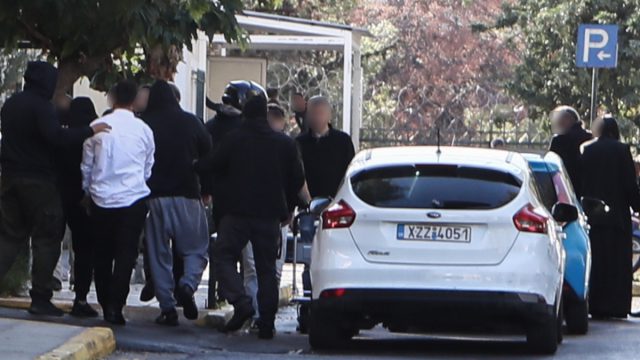Στην φυλακή η φερόμενη αρχηγός και άλλα δύο μέλη της συμμορίας του παλαιοημερολογίτη ιερέα YouTuber