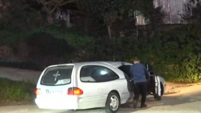 Θρήνος στο σπίτι του 3χρονου στην Αχαΐα: Η στιγμή που φτάνει η λευκή νεκροφόρα με τη σορό