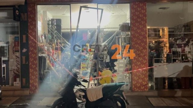 Τροχαίο «σοκ» στο Ηράκλειο: Αυτοκίνητο έπεσε μέσα σε κατάστημα σπάζοντας τη βιτρίνα
