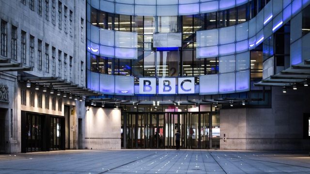 Σάλος στο BBC: Παραίτηση «βόμβα» του γενικού διευθυντή – Κατηγορείται ότι παραποίησε ομιλία του Τραμπ