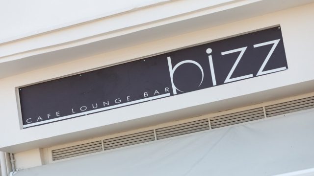 Bizz café: Το κρυφό «διαμάντι» του Μικρολίμανου για καφέ, cocktails και θέα που κλέβει την καρδιά!