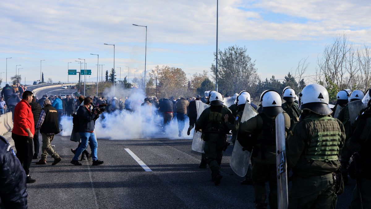 Μπλόκα αγροτών: Στα δύο κομμένη η χώρα – Επεισόδια και συλλήψεις