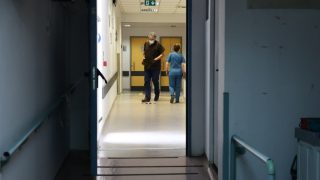 Δύο λεπτά έμεινε χωρίς οξυγόνο ο 22χρονος που κατάπιε ολόκληρο μπέργκερ – Έκκληση να μην στοχοποιηθούν οι φίλοι