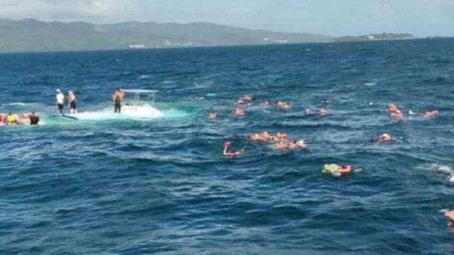 Θρίλερ σε κρουαζιέρα στην Καραϊβική: Τουρίστες βρέθηκαν ξαφνικά στο νερό όταν βυθίστηκε το καταμαράν