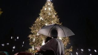 Αθήνα: Παρά την καταρρακτώδη βροχή, εκατοντάδες γιόρτασαν τη φωταγώγηση του χριστουγεννιάτικου δέντρου στο Σύνταγμα
