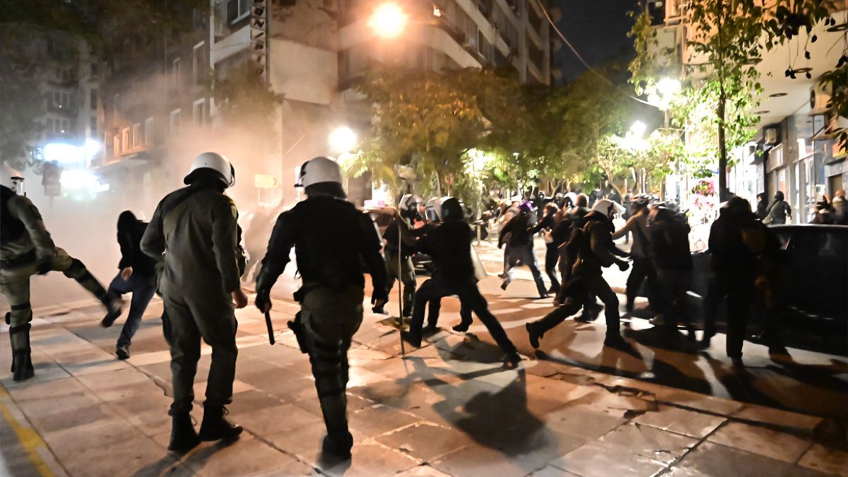 «Δεν υπήρχε πρόκληση – Ήταν καθαρά ωμή αστυνομική βία»: Αυτόπτης μάρτυρας μιλά για τα επεισόδια στα Εξάρχεια