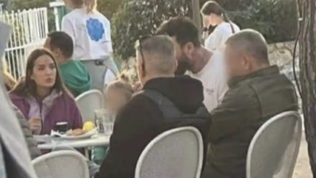 Δημήτρης Αλεξάνδρου: Με τη Ρία Ελληνίδου και τον γιο του για βάφλες στην Πεντέλη