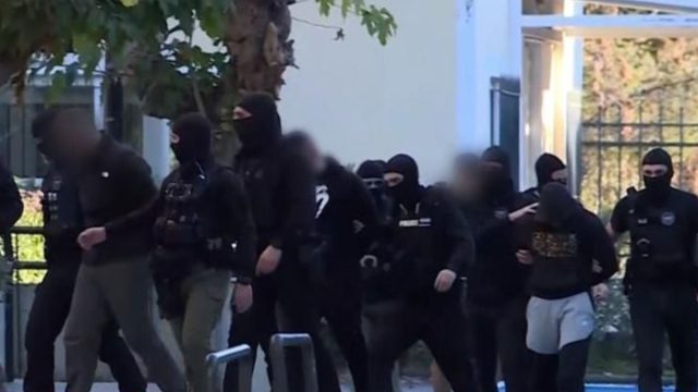 Οπλοστάσιο, χρυσές λίρες και 100.000 ευρώ μετρητά: Όσα έκρυβαν οι συλληφθέντες για τη δολοφονία του Γιάννη Λάλα