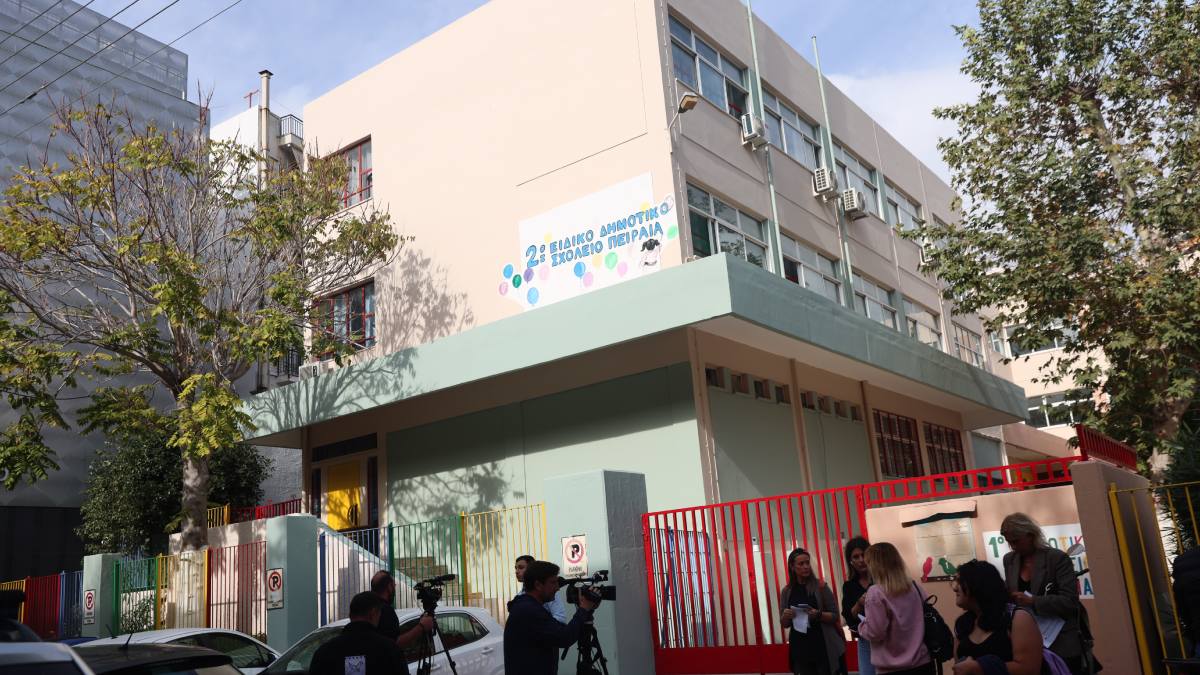 «Παλεύαμε 30 λεπτά, το παιδί δεν επανερχόταν»: Η κραυγή του πατέρα της 13χρονης που πνίγηκε από φαγητό σε σχολείο στον Πειραιά