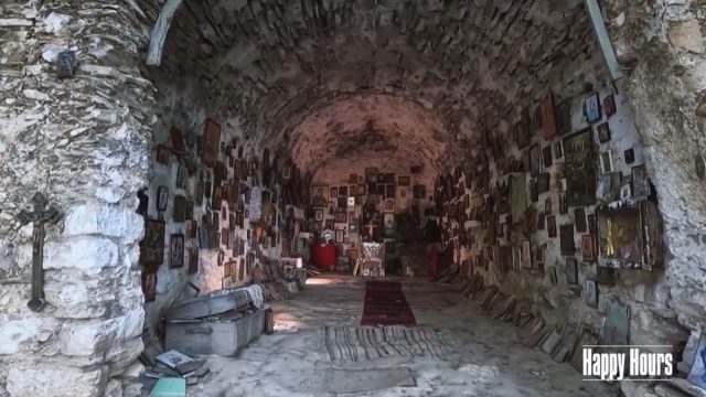 Η τρύπια εκκλησία: Κατάνυξη σε μια 1.400 ετών σπηλιά δίπλα στην Αθήνα