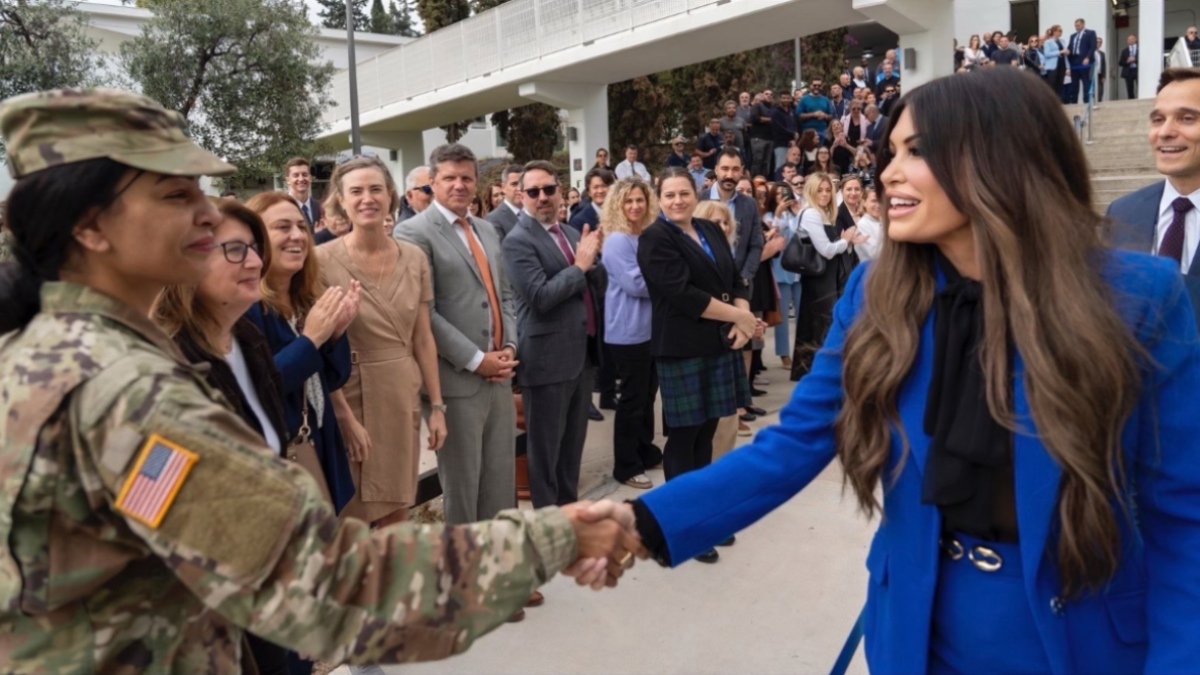 Κίμπερλι Γκίλφοϊλ: Η πρώτη συνάντηση με τα μέλη της πρεσβείας των ΗΠΑ – Δείτε φωτογραφίες
