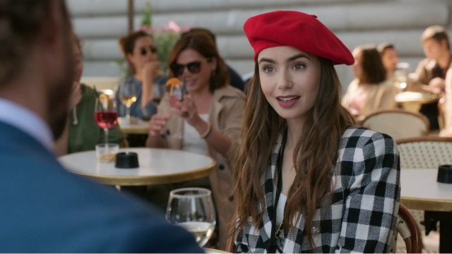 Netflix: Έρχεται η 5η σεζόν του «Emily in Paris» – Πλάνα από τα γυρίσματα της σειράς