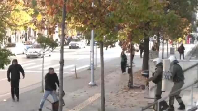 Θεσσαλονίκη: Δίωξη στους δύο συλληφθέντες για τα επεισόδια πριν τη δίκη για τον θάνατο του Άλκη Καμπανού