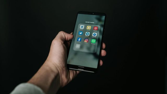 Επικίνδυνα challenges στα social media: Κάνουν «clout» και – ενίοτε – σκοτώνουν