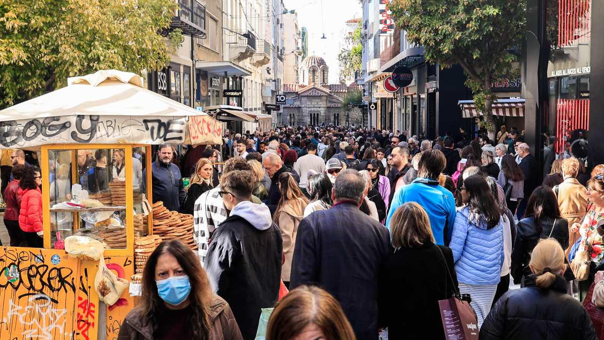 Κυριακάτικη κοσμοσυρροή στην Αθήνα: «Βουλιάζει» η Ερμού – Παραμένουν ανοιχτά τα καταστήματα