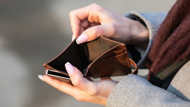Eurostat: Στον «βυθό» της Ε.Ε. η Ελλάδα με 5,2% χαμηλότερο κατά κεφαλήν εισόδημα σε σχέση με το 2004