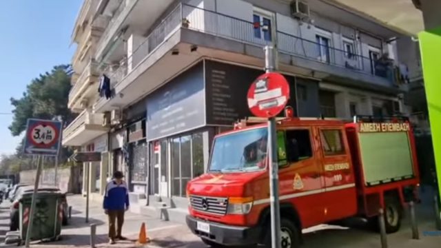 Φωτιά σε διαμέρισμα στη Θεσσαλονίκη – Δύο άτομα στο νοσοκομείο