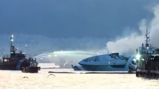 Ακτή Θεμιστοκλέους: Πυρκαγιά σε σκάφη, βυθίστηκαν δύο