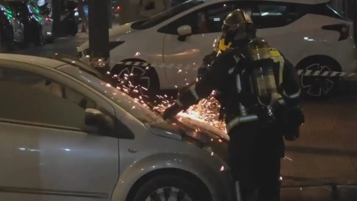 Φωτιά σε αυτοκίνητο στη Λεωφόρο Συγγρού – Κλειστή η οδός Πετμεζά