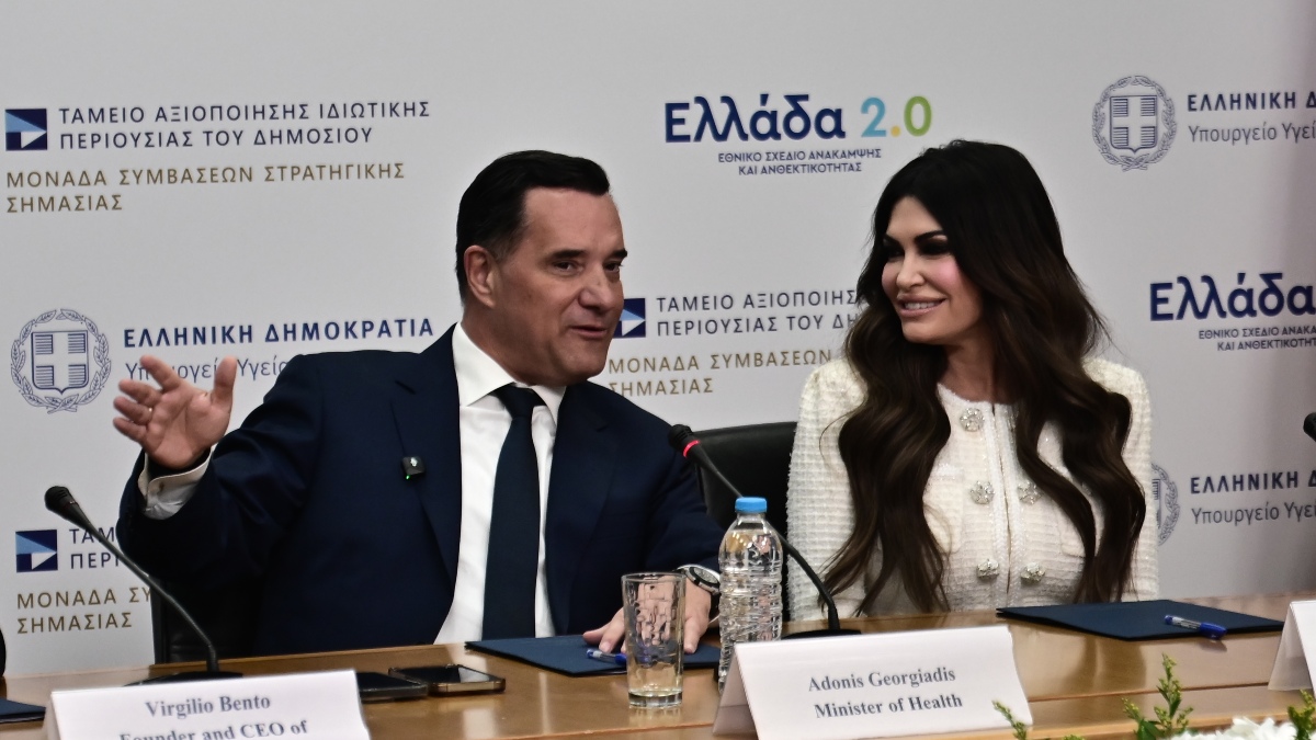 Στο υπουργείο Υγείας η Κίμπερλι Γκίλφοϊλ – Την υποδέχθηκε με φιλί ο Άδωνις Γεωργιάδης