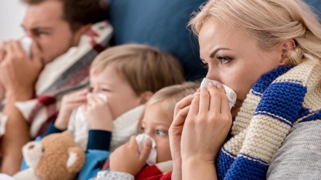 Γρίπη: Συναγερμός για το νέο στέλεχος Κ που προκαλεί βαρύτερη νόσηση – Τα συμπτώματα και ποιοι πρέπει να εμβολιαστούν
