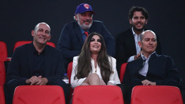 Ολυμπιακός: Οι Αγγελόπουλοι έδωσαν στην Κίμπερλι Γκίλφοϊλ φανέλα με το «7» και το όνομά της