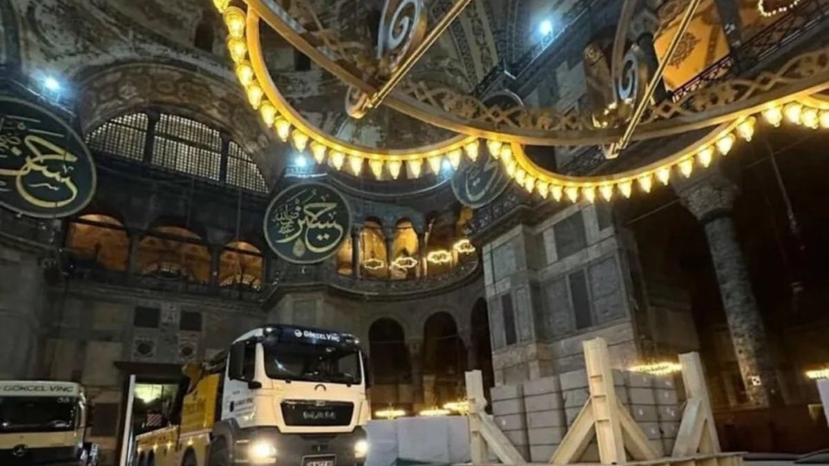«Είναι άσχετοι, θα καταρρεύσει»: Τούρκος ιστορικός προειδοποιεί για τις εικόνες ντροπής μέσα στην Αγιά Σοφιά