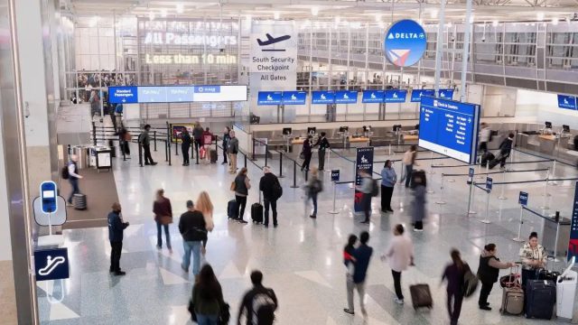 ΗΠΑ: Μαζικές ακυρώσεις πτήσεων λόγω έλλειψης ελεγκτών – «Χάος» στα αεροδρόμια