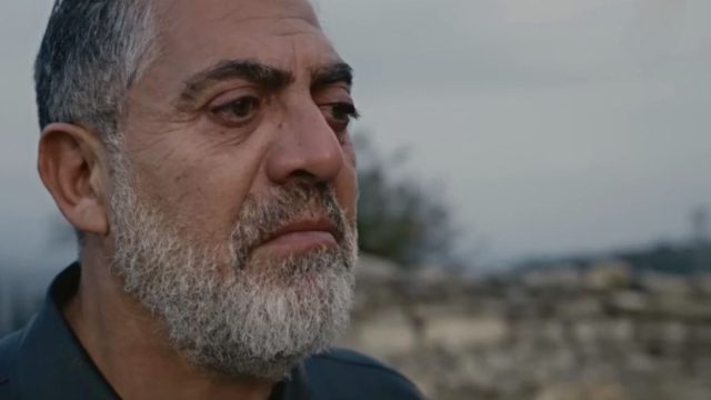 Η Γη της Ελιάς: Νεκρός ο Δημοσθένης – Τον κρατάει και τον βασανίζει σκληρά για δύο μερόνυχτα