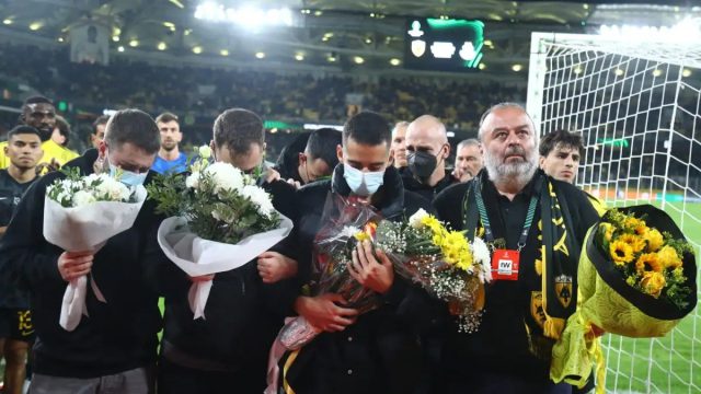 ΑΕΚ: Οι ποδοσφαιριστές και ο Μάριος Ηλιόπουλος απέτισαν φόρο τιμής στη μνήμη του οπαδού που δολοφονήθηκε στη Χαλκίδα