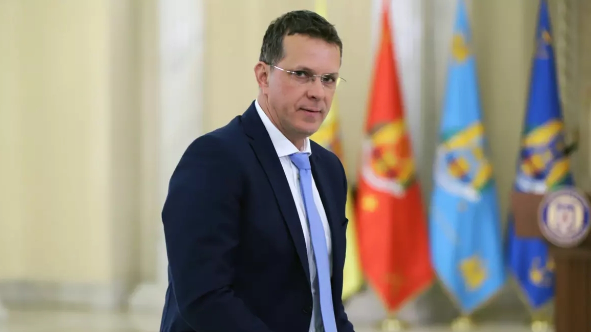 Ρουμανία: Παραιτήθηκε ο υπουργός Άμυνας επειδή είχε πει ψέματα στο βιογραφικό του