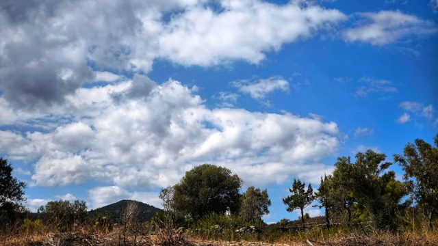 Καιρός 12/11: Γενικά αίθριος με λίγες τοπικές βροχές – Η πρόγνωση Αρναούτογλου και Αρνιακού
