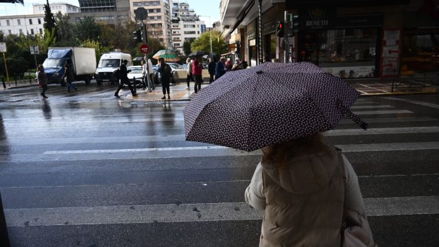 Καιρός σήμερα 30/11: Η «Adel» εξασθενεί – Πότε έρχονται ξανά βροχές σύμφωνα με Τσατραφύλλια και Ρήγου