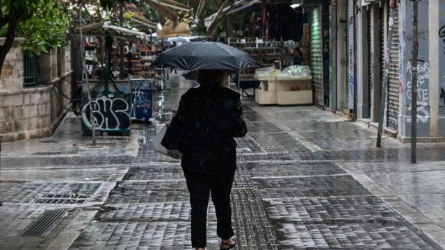 Καιρός σήμερα (5/11): Καταιγίδες με πτώση θερμοκρασίας και ισχυρούς ανέμους – Τι λένε Αρνιακός και Καλλιάνος